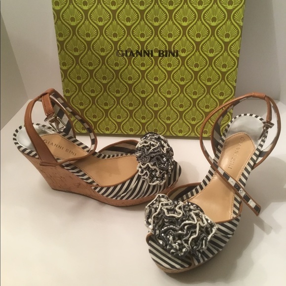 Gianni Bini navy/white/tan wedge 9.5M